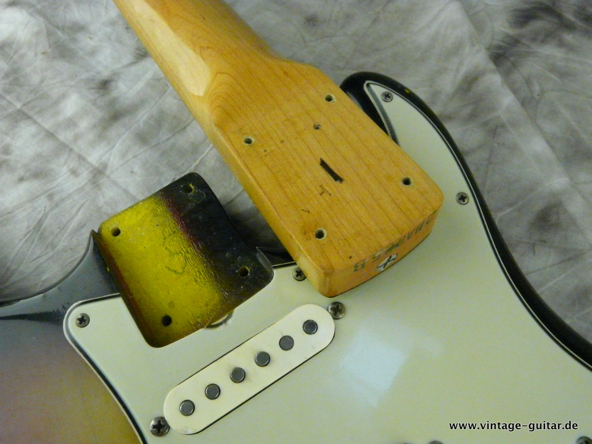Fender-Stratocaster-1965_sunburst-Hagström-case-015.JPG Fender-Stratocaster-1965_sunburst-Hagström-case-025.JPG